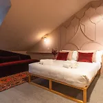 Sra Do Leite Next To Cathedral By Sé